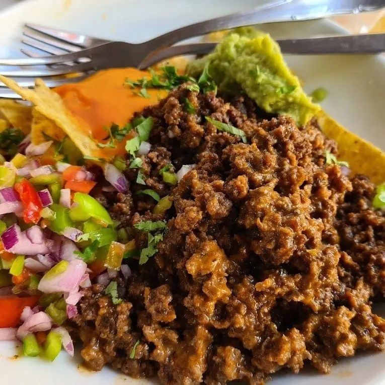 Carne especiada con pico de gallo, guacamole y nachos